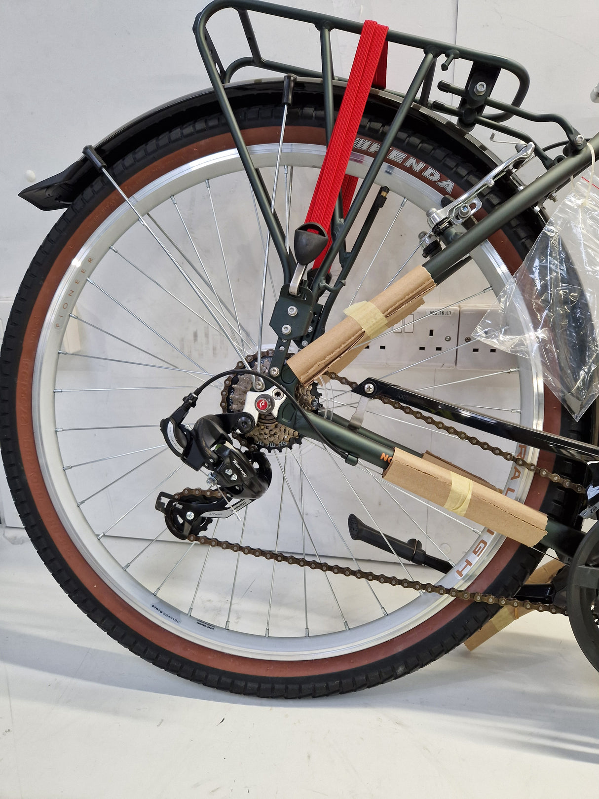 Raleigh Pioneer Trail Crossbar 21-Speed Grey/Green Hybrid Bike - Large 20''