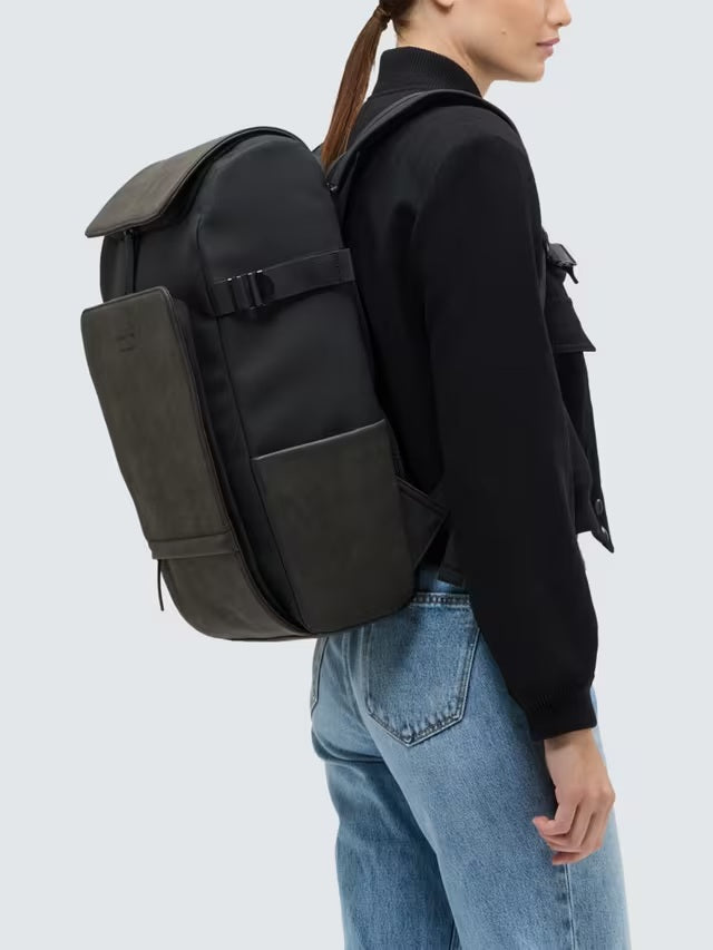 Kapten & Son 28L Bali Daypack Black Unisex Backpack with Laptop Compartment
