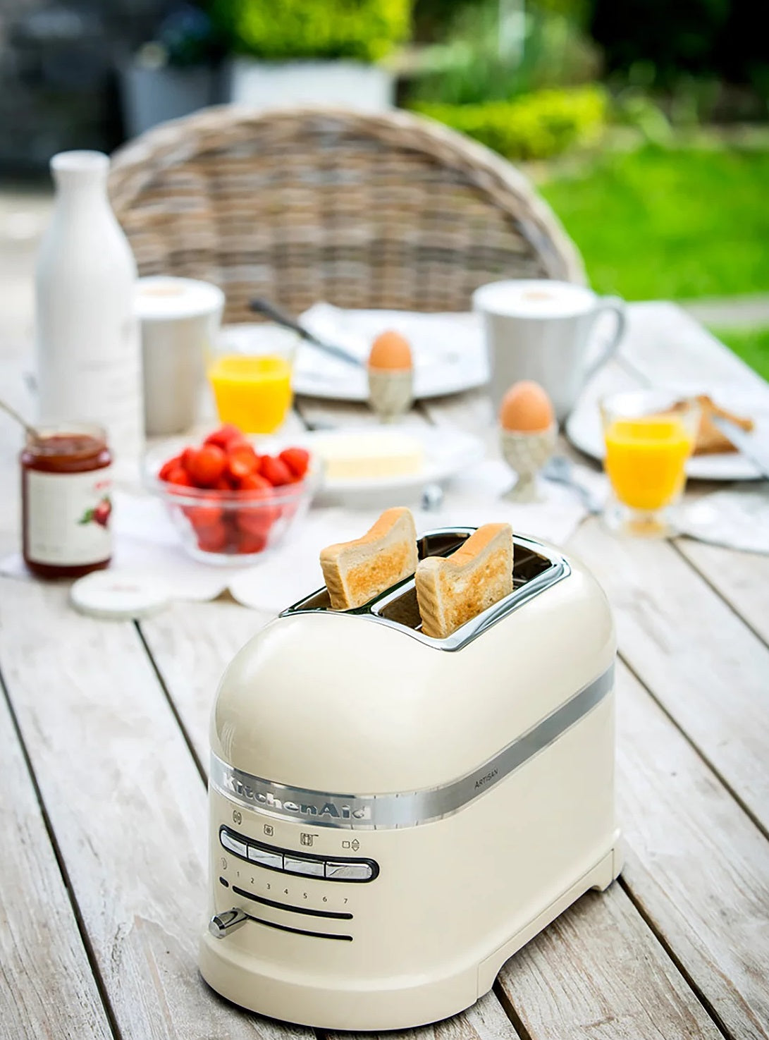 KitchenAid 5KMT2204BAC Artisan 2-Slice Toaster 1250W - Almond Cream - Kazoop 