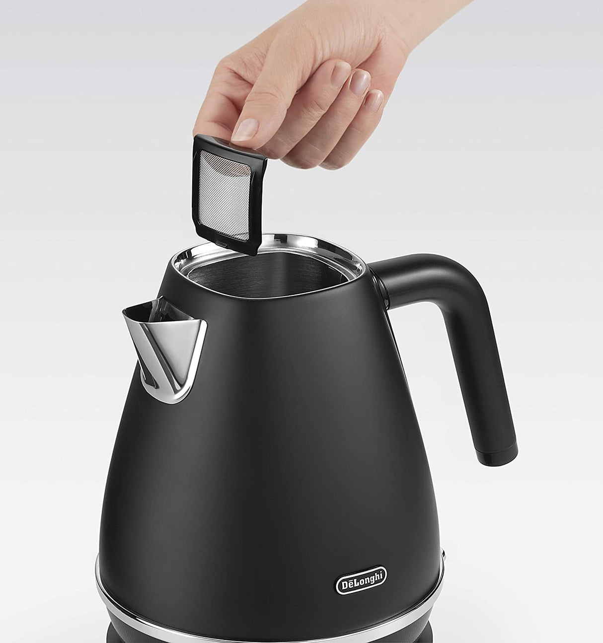 De'Longhi KBIN3001.BK Distinta X 1.7L Kettle with 360 Swivel Base - Black