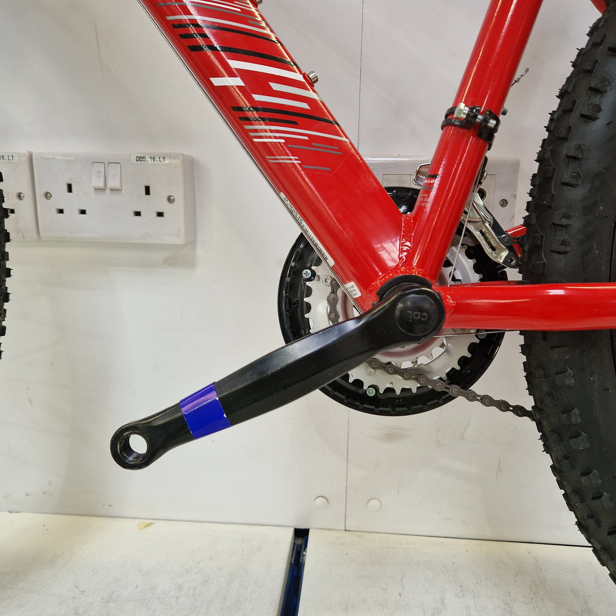 Apollo Phaze Mens 18-Speed V-Brake Mountain Bike - 14'' Small Frame - Red